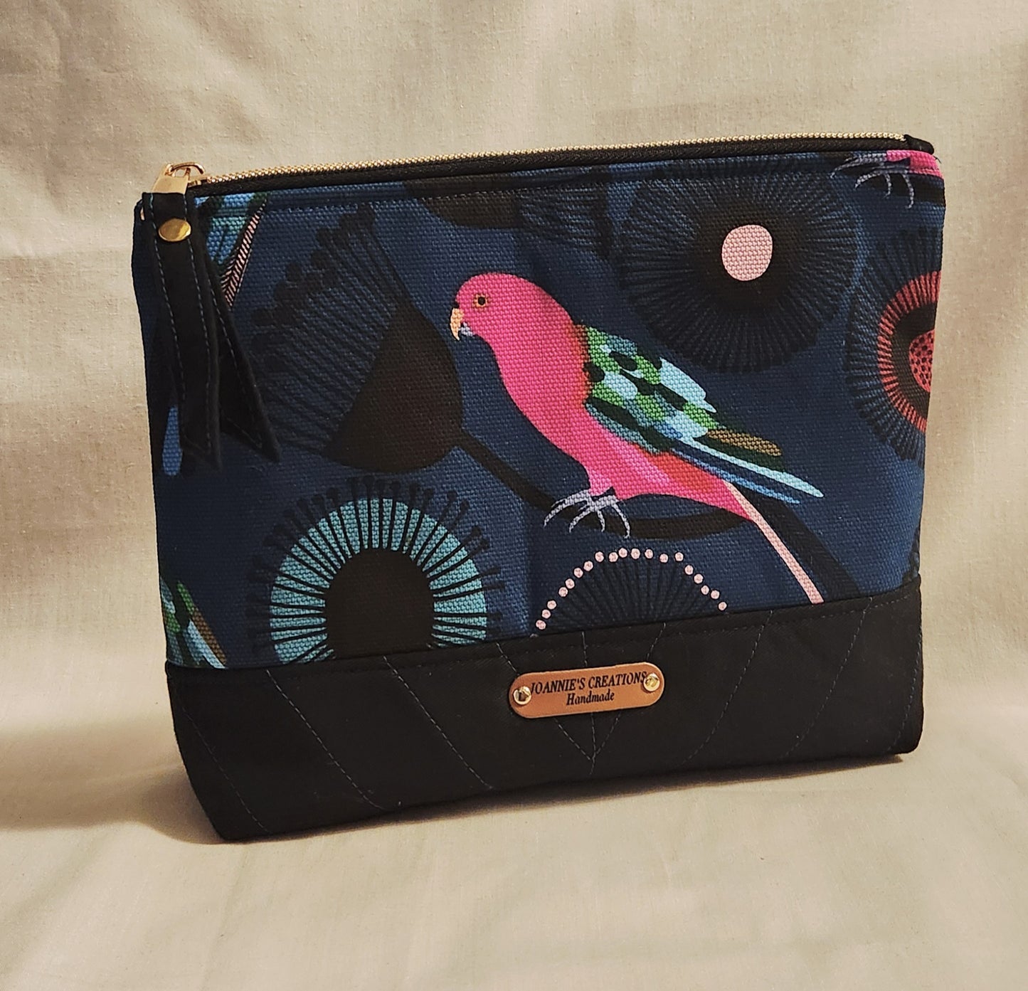 Classic two-tone pouch