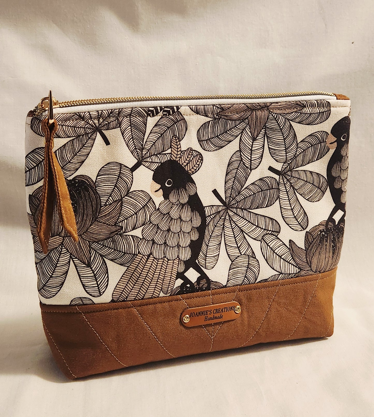 Classic two-tone pouch