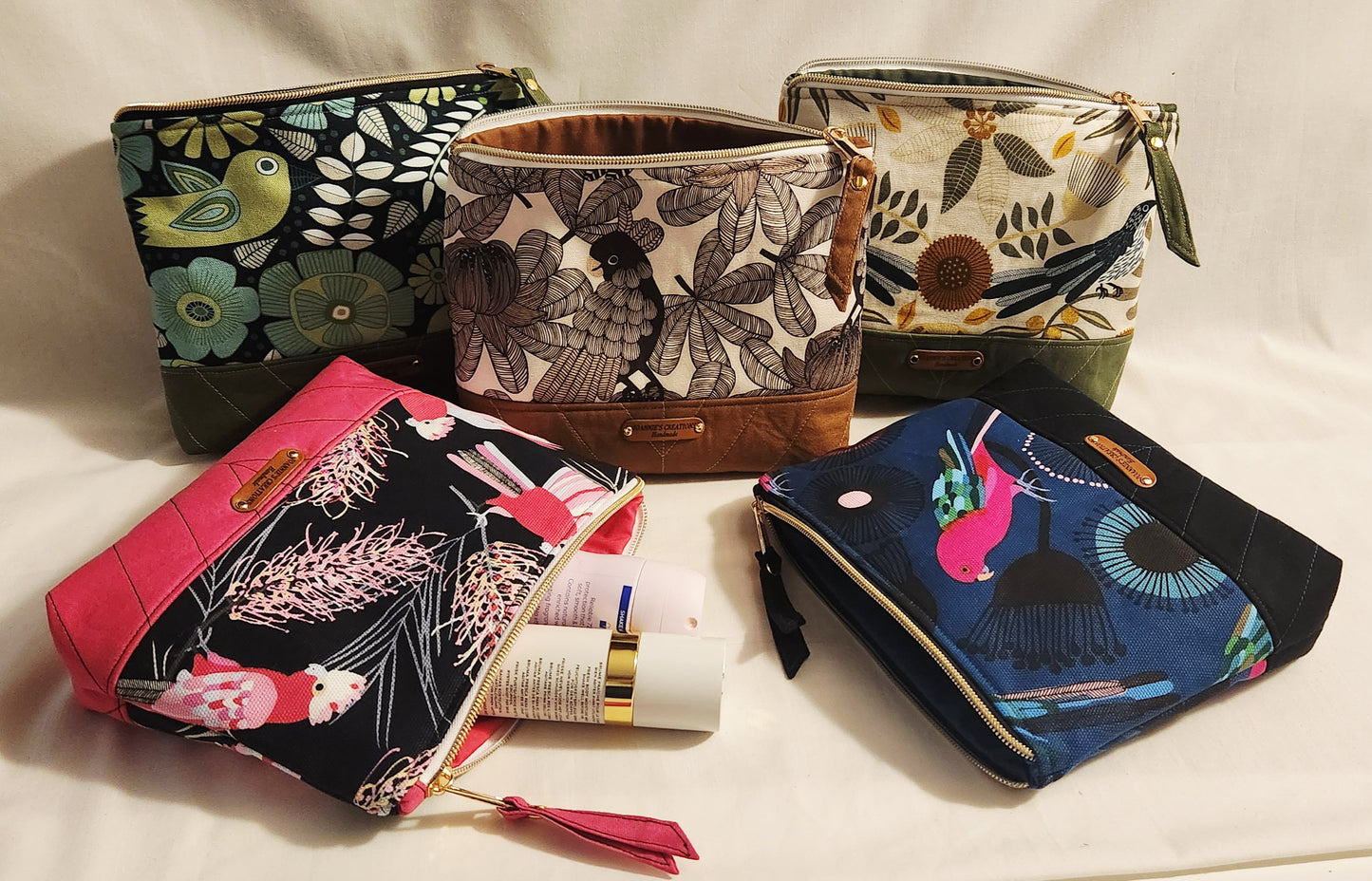 Classic two-tone pouch