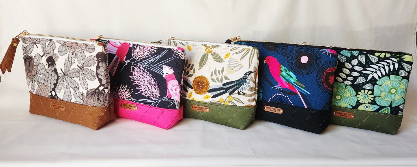 Classic two-tone pouch