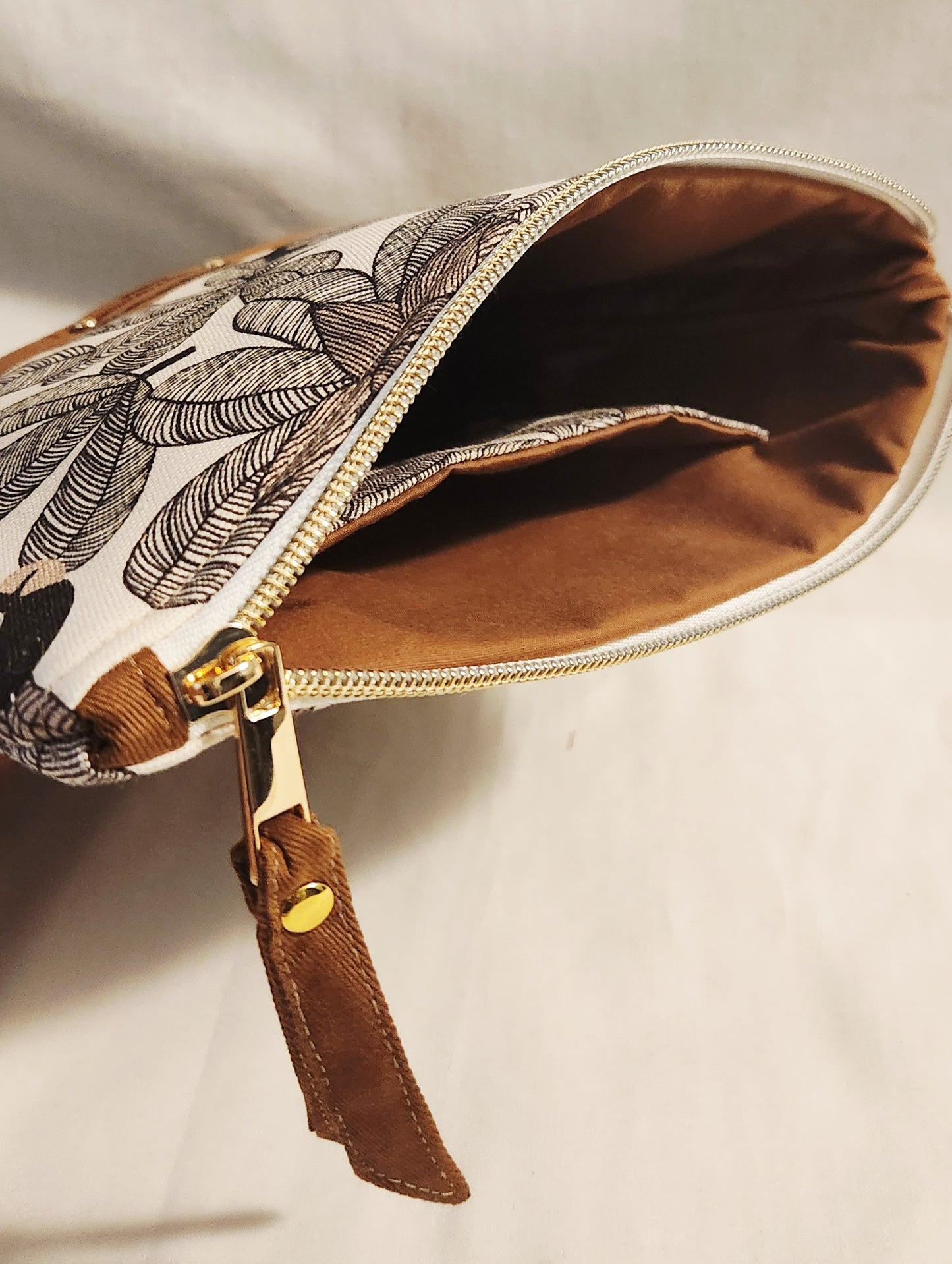 Classic two-tone pouch