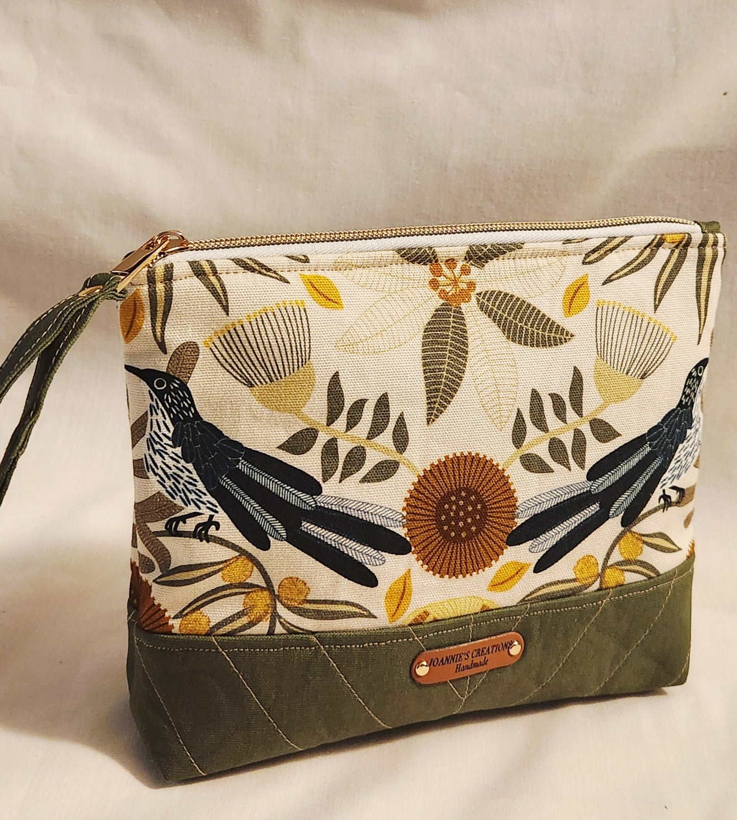 Classic two-tone pouch