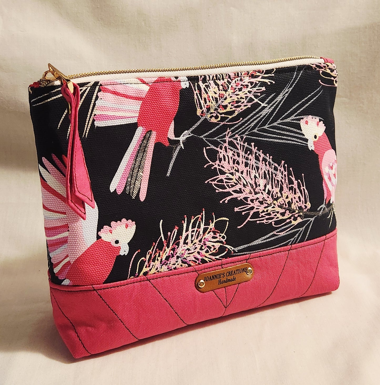 Classic two-tone pouch