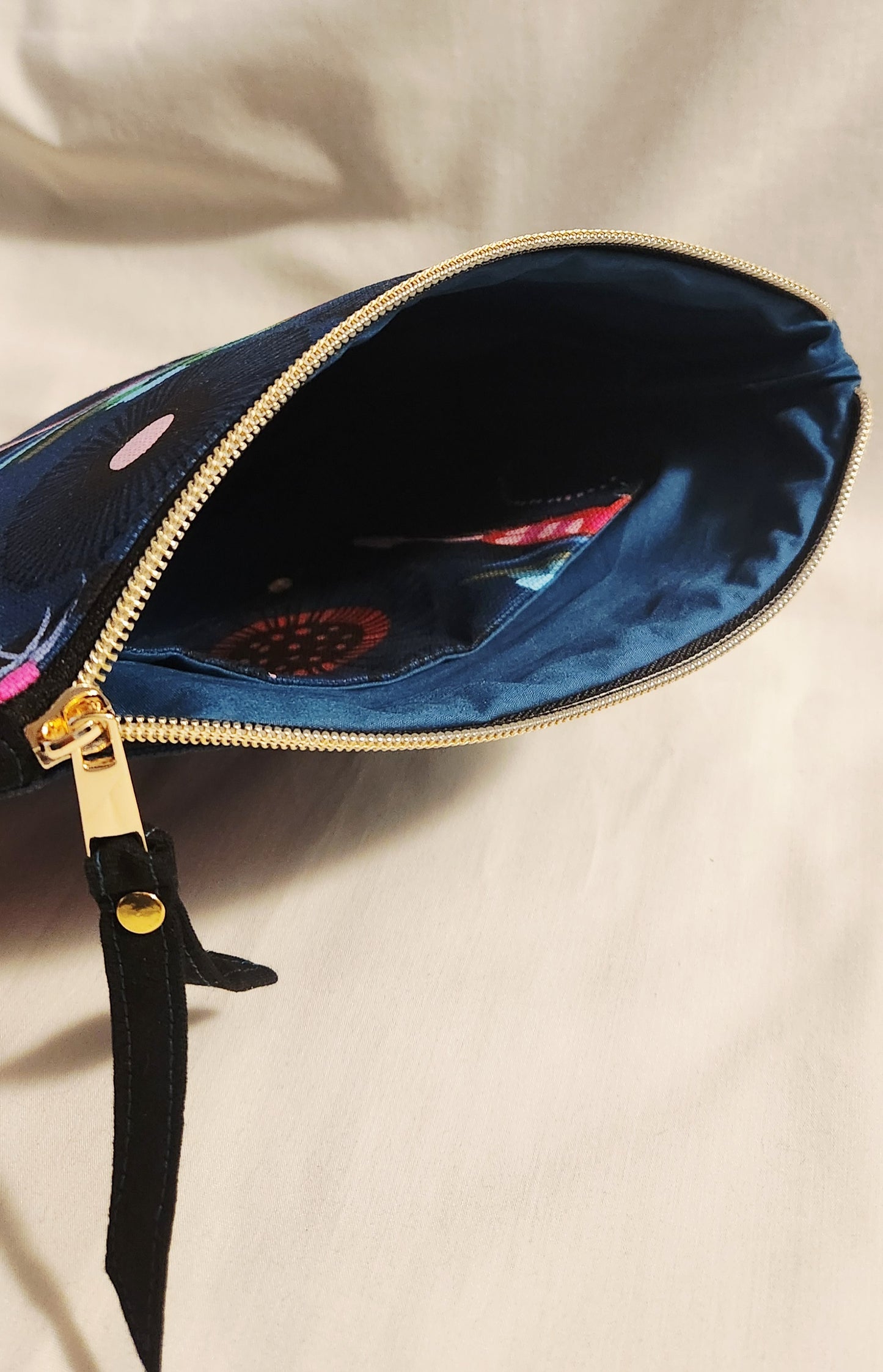 Classic two-tone pouch