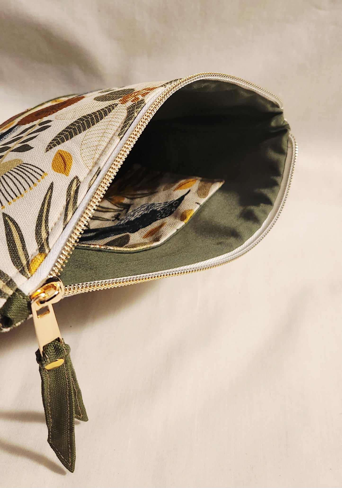 Classic two-tone pouch