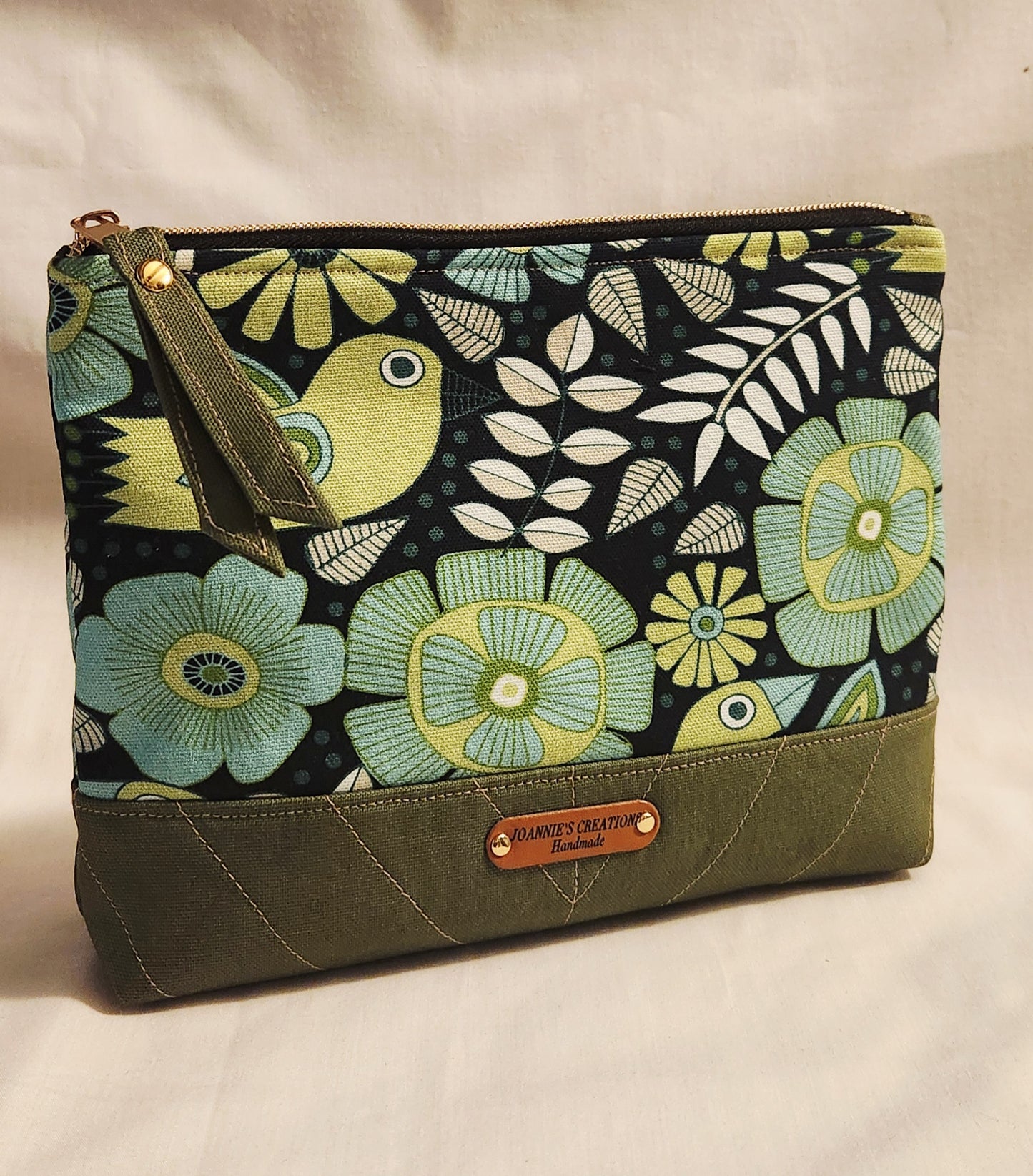 Classic two-tone pouch