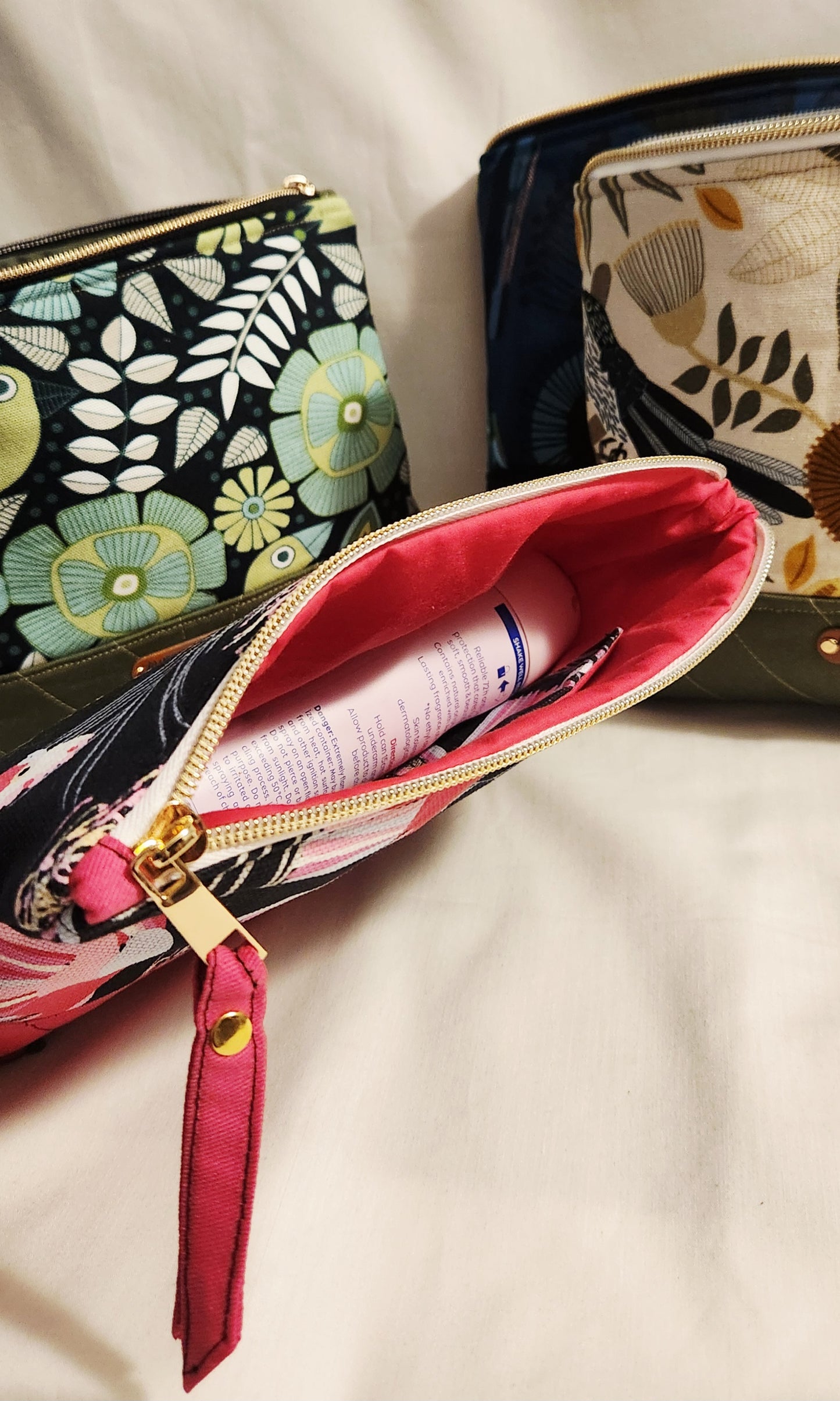 Classic two-tone pouch