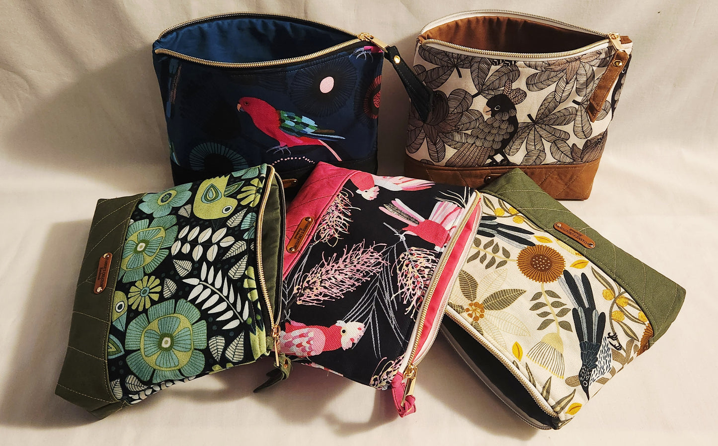 Classic two-tone pouch